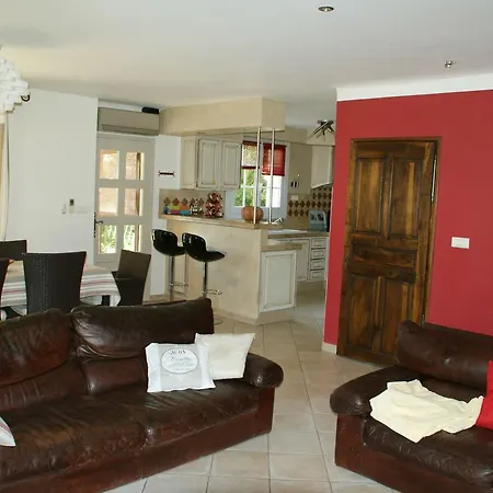 Detached With Enclosed Beautiful Garden Vila